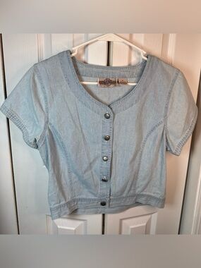 Cropped Light Blue Denim Button-Front Short Sleeve Shirt